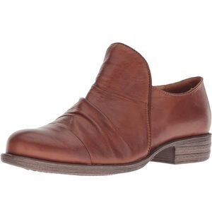 Miz Mooz Lilith Loafers in Brandy, size 37